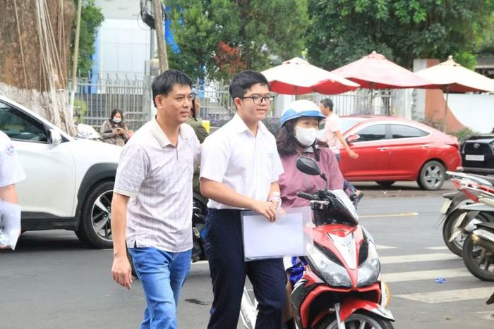  Phụ huynh động viên con em mình trong kỳ thi quan trọng. Ảnh: Hoàng Hoài 