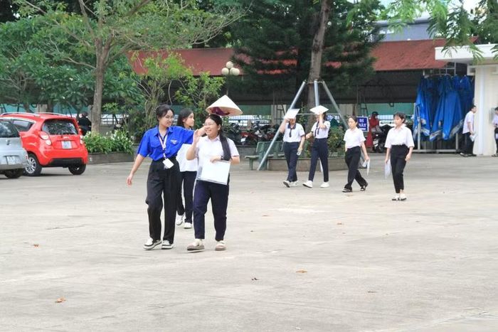  Tình nguyện viên hỗ trợ, đồng hành cùng các sĩ tử. Ảnh: Hoàng Hoài 