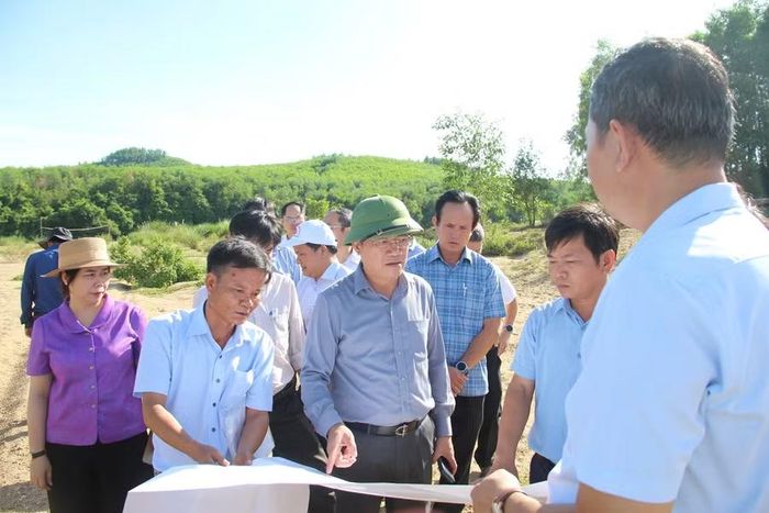  Chủ tịch UBND tỉnh Phạm Anh Tuấn (hàng đầu, thứ 2 từ trái sang) thị sát mỏ cát Quánh (thôn Kim Sơn, xã Kim Sơn). Ảnh: Trọng Lợi 