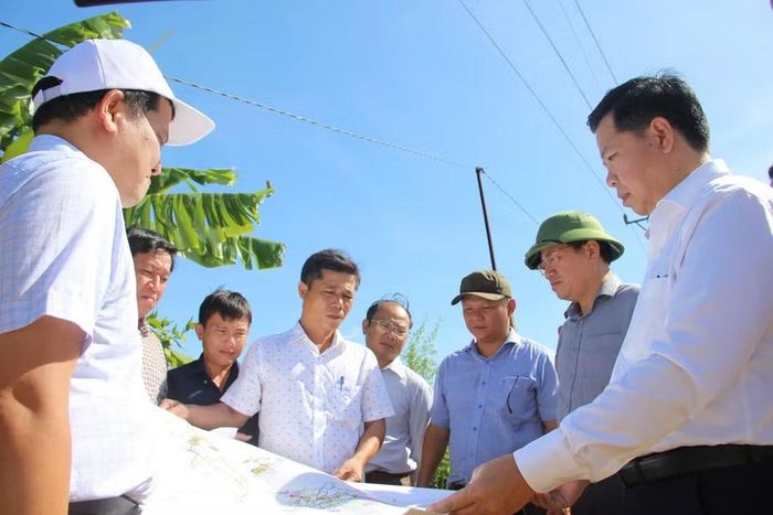  Chủ tịch UBND xã Hoài Ân Hoàng Anh Ngọc (bìa phải) thông tin vị trí quy hoạch dự kiến phục vụ trồng trọt, chăn nuôi trên địa bàn. Ảnh: Trọng Lợi 
