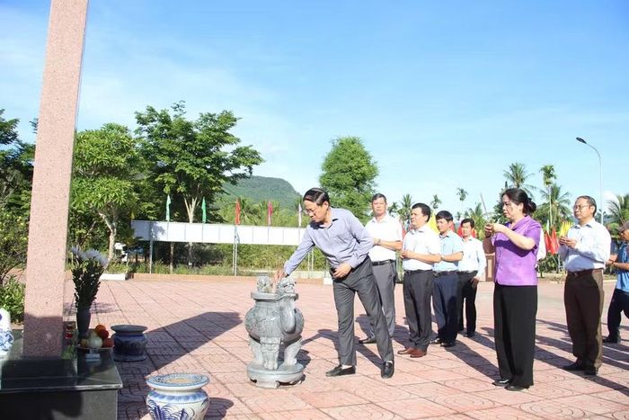  Chủ tịch UBND tỉnh Phạm Anh Tuấn dâng hương tại Khu di tích Đồi Xuân Sơn (xã Kim Sơn). Ảnh: Trọng Lợi 