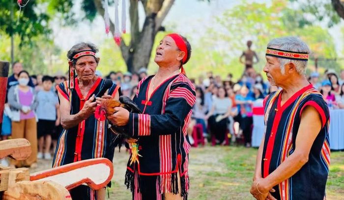  Già làng và người cao tuổi ở làng Ơp thực hiện nghi lễ cúng mừng nhà rông mới. Ảnh: P.D 