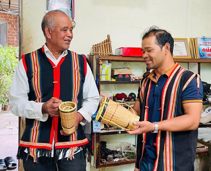  Anh Siu Thưm (bên phải) đang nỗ lực gìn giữ những giá trị văn hóa truyền thống của người Jrai. Ảnh: P.D 