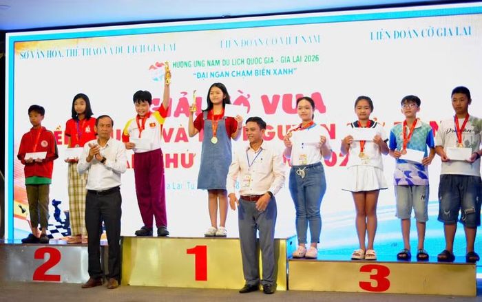  Trao giải thưởng cho các VĐV đạt thành tích xuất sắc. Ảnh: H.V 