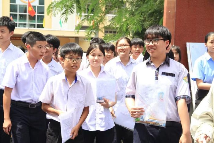  Những gương mặt phấn khởi sau khi hoàn thành ngày thi đầu tiên. Ảnh: Hoàng Hoài 