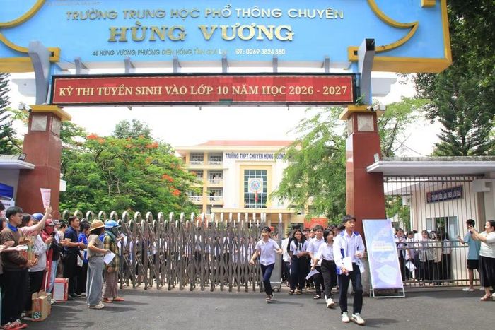  Thí sinh dự thi tại điểm thi Trường THPT chuyên Hùng Vương (phường Diên Hồng). Ảnh: Hoàng Hoài 