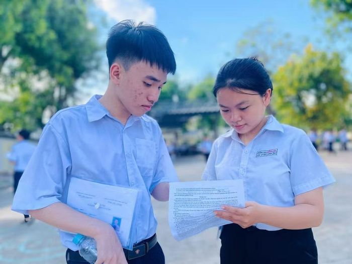  Em Lai Uyên Linh (bên phải, học sinh Trường THCS Đống Đa, phường Quy Nhơn) tự tin sau môn thi tiếng Anh. Ảnh: Trần Dung 