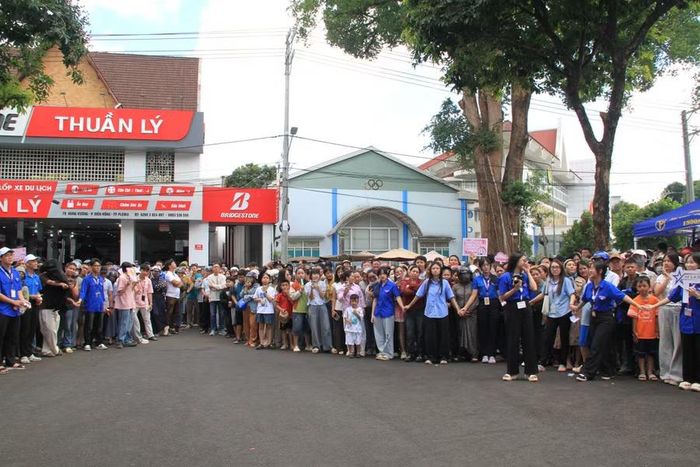  Đông đảo phụ huynh đứng chờ các con tại điểm thi Trường THPT chuyên Hùng Vương (phường Diên Hồng). Ảnh: Hoàng Hoài 