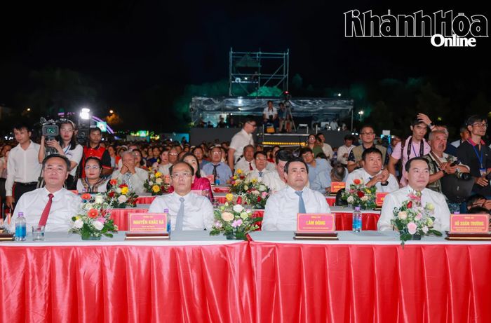 Các đồng chí Thường trực Tỉnh ủy Khánh Hòa dự lễ khai mạc ngày hội.