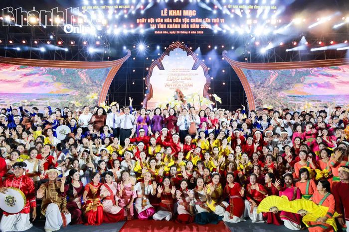 Phó Chủ tịch nước Võ Thị Ánh Xuân cùng các đại biểu chung vui với nghệ nhân, nghệ sĩ, diễn viên trong đêm khai hội.