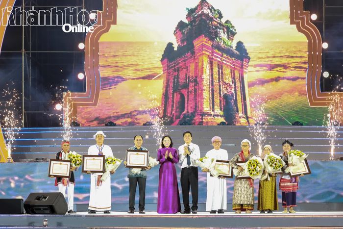 Thứ trưởng Bộ Văn hóa, Thể thao và Du lịch Trịnh Thị Thủy cùng đồng chí Nguyễn Long Biên - Ủy viên Ban Thường vụ Tỉnh ủy, Phó Chủ tịch Thường trực UBND tỉnh Khánh Hòa tặng bằng khen cho 7 nghệ nhân tiêu biểu.