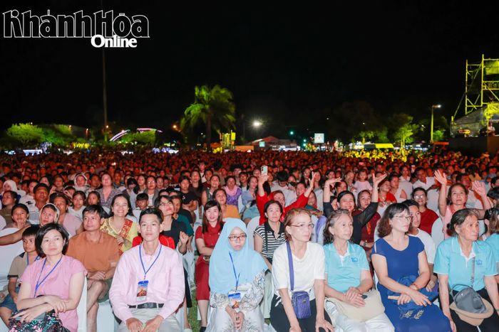 Hàng nghìn người dân, du khách đã có mặt tại Quảng trường 16 tháng 4 để theo dõi và cổ vũ chương trình khai mạc.