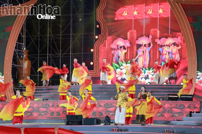 Tiết mục hát múa "Người Chăm ơn Đảng".