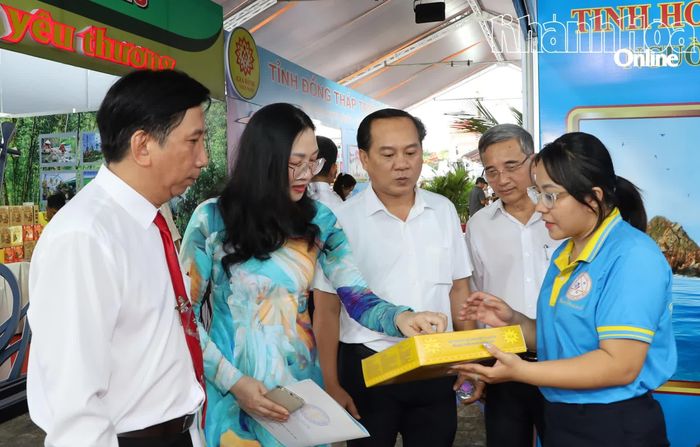 Các đại biểu tham quan, tìm hiểu về yến sào Khánh Hòa.