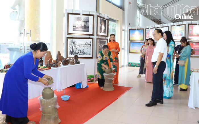 Không gian giới thiệu nghề làm gốm Chăm đến khách tham quan.