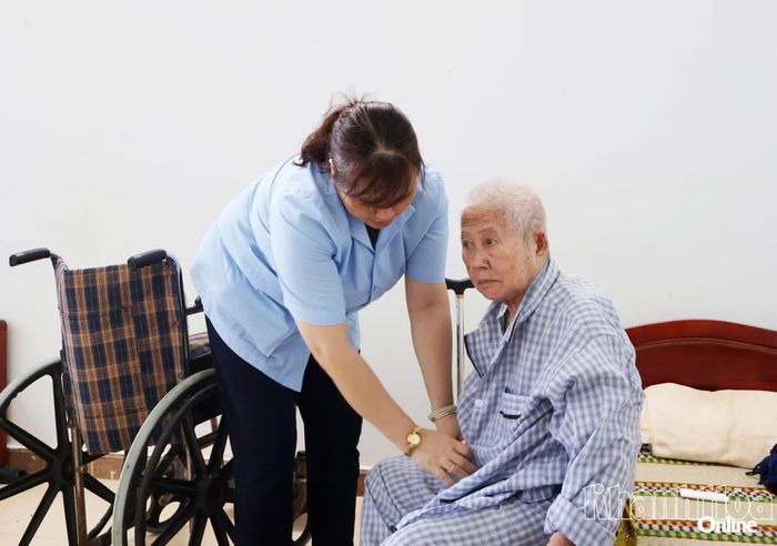 Hộ lý Trung tâm Công tác xã hội Ninh Thuận chăm sóc người cao tuổi.