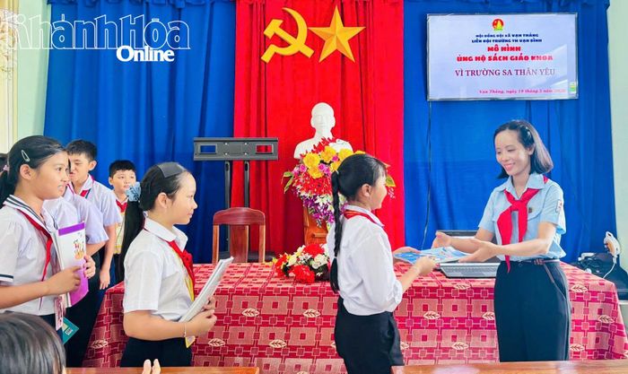 Cô Đỗ Thị Bích Thủy triển khai mô hình ủng hộ sách giáo khoa "Vì Trường Sa thân yêu" tại liên đội.