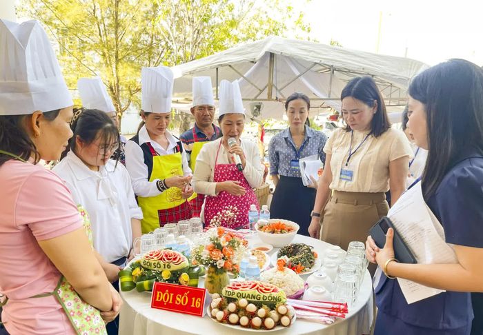 Ban Giám khảo chấm điểm bữa cơm và phần trình bày của đội thi.
