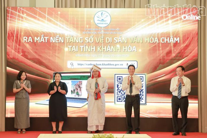 Các đại biểu thực hiện nghi thức ra mắt nền tảng số về di sản văn hóa Chăm tại tỉnh Khánh Hòa.