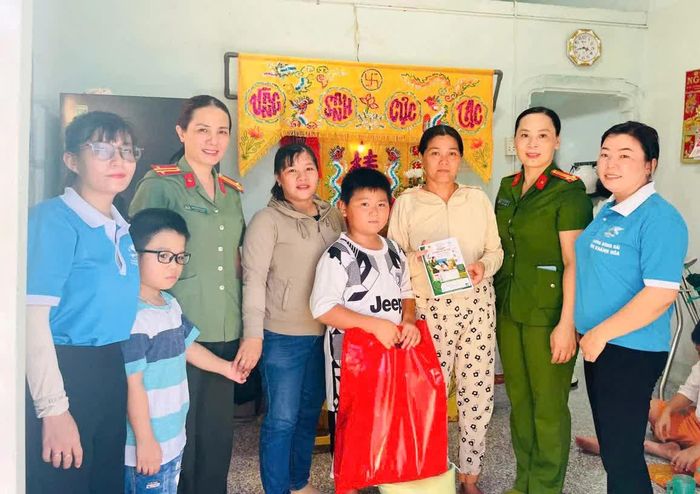 Tặng quà cho em Trần Hào Quốc.