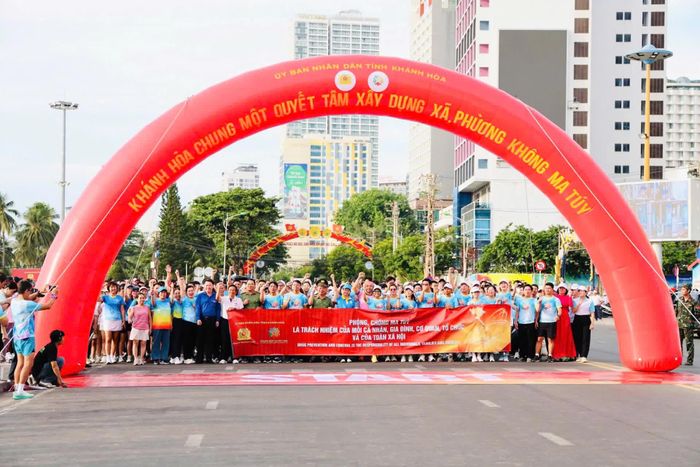Lãnh đạo tỉnh và các vận động viên xuất phát chạy.