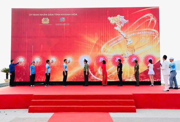 Các đại biểu thực hiện nghi thức phát động hưởng ứng toàn quốc “Chung một quyết tâm xây dựng xã, phường, đặc khu không ma túy”