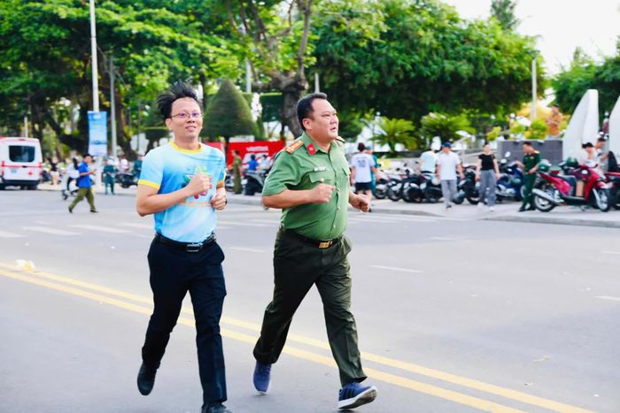 Đồng chí Nguyễn Thanh Hà, Phó Chủ tịch UBND tỉnh và lãnh đạo Công an tỉnh trên đường chạy.