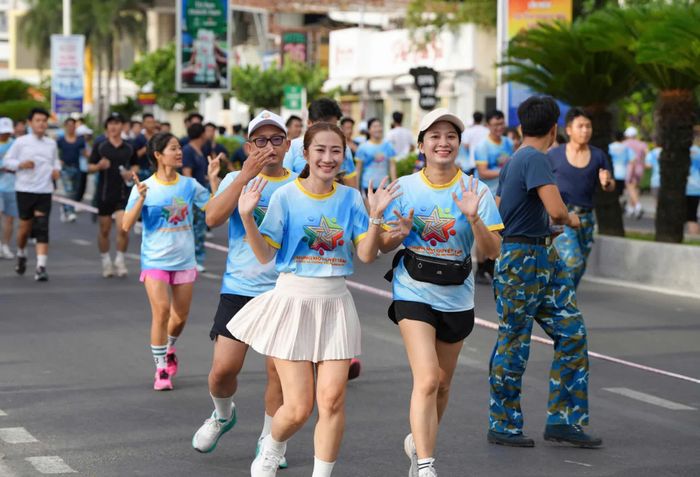 Người dân hào hứng tham gia chạy hưởng ứng phong trào.