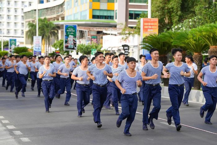 Đông đảo cán bộ, chiến sĩ và nhân dân hăng hái tham gia chạy hưởng ứng phong trào.