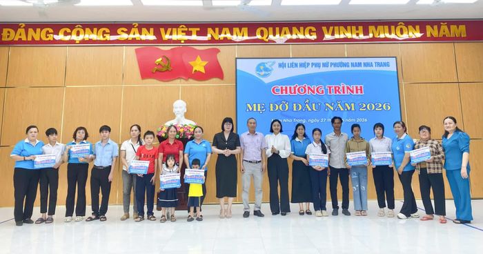 Trao kinh phí hỗ trợ cho trẻ em mồ côi trong chương trình "Mẹ đỡ đầu".