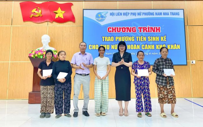 Trao phương tiện sinh kế cho hội viên, phụ nữ có hoàn cảnh khó khăn.