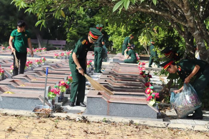 Ra quân dọn dẹp vệ sinh Nghĩa trang liệt sĩ Hòn. Dung