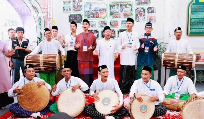 Người Chăm Hồi giáo Islam tỉnh An Giang biểu diễn trống Rabana.