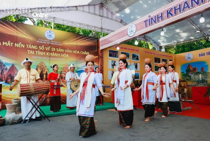 Người Chăm ở Khánh Hòa giới thiệu nghệ thuật truyền thống qua điệu múa Tình làng gốm.