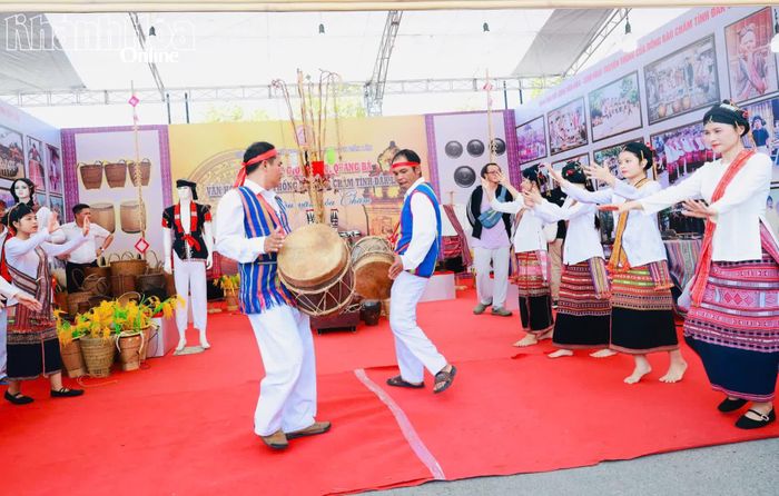 Đội văn nghệ truyền thống người Chăm Hroi của tỉnh Đắk Lắk trình diễn nghệ thuật chơi trống đôi.