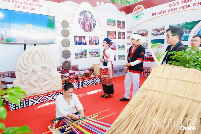 Một góc trưng bày giới thiệu văn hóa dân tộc Chăm của tỉnh Gia Lai.
