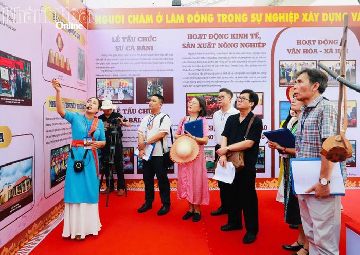 Thuyết minh viên giới thiệu nét đẹp văn hóa của người Chăm ở tỉnh Lâm Đồng.