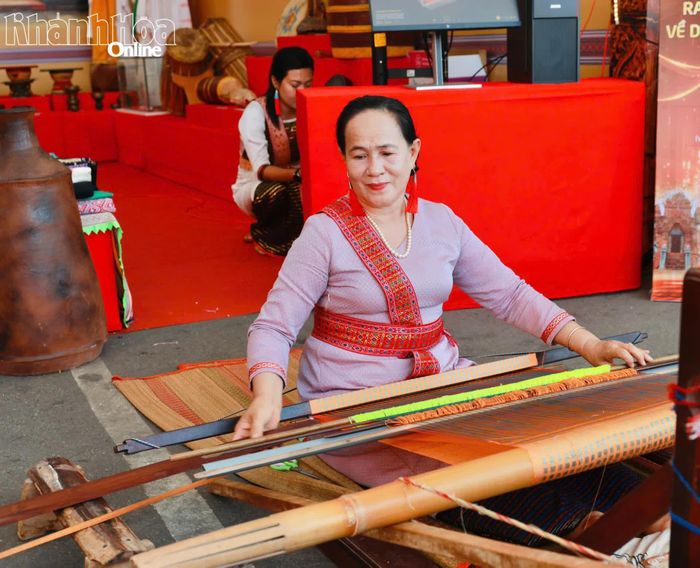 Nghệ nhân đến từ xã Ninh Phước, tỉnh Khánh Hòa trình diễn kỹ năng dệt thổ cẩm truyền thống.