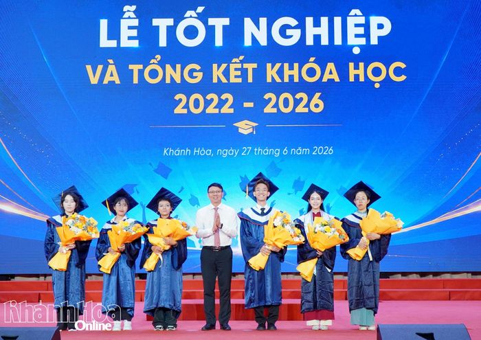 Phó Chủ tịch UBND tỉnh Nguyễn Thanh Hà tặng hoa chúc mừng các tân cử nhân tốt nghiệp loại xuất sắc.