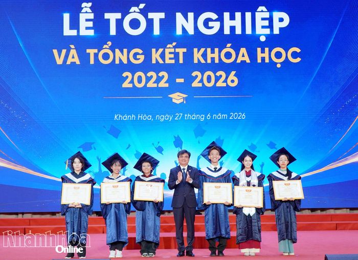 Các sinh viên tốt nghiệp loại xuất sắc được lãnh đạo nhà trường khen thưởng.