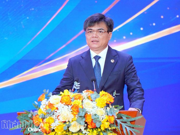 Tiến sĩ Phan Phiến - Hiệu trưởng Trường Đại học Khánh Hòa phát biểu tại buổi lễ. 