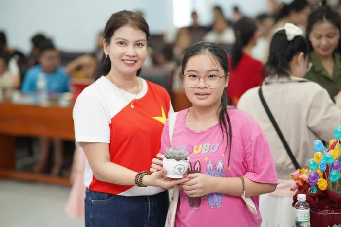 Một em nhỏ nhận quà sau khi đổi pin cũ.