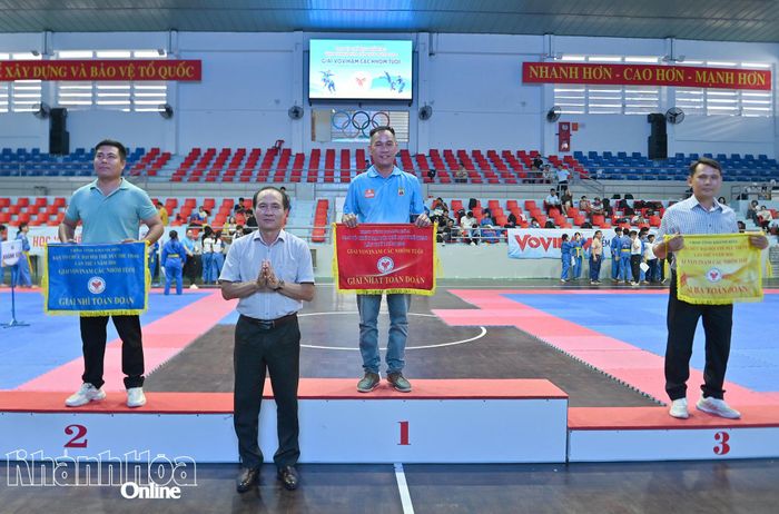 Ông Nguyễn Tuấn Thanh - Phó Giám đốc Sở Văn hóa, Thể thao và Du lịch trao cờ cho các đơn vị đạt thành tích xuất sắc.