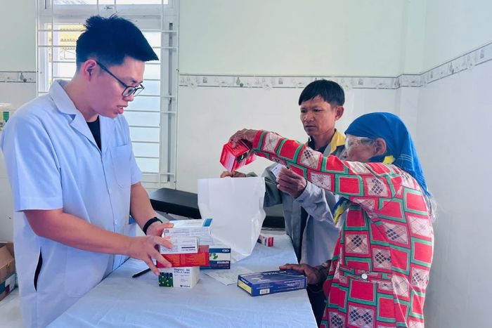 Người dân được cấp thuốc miễn phí.