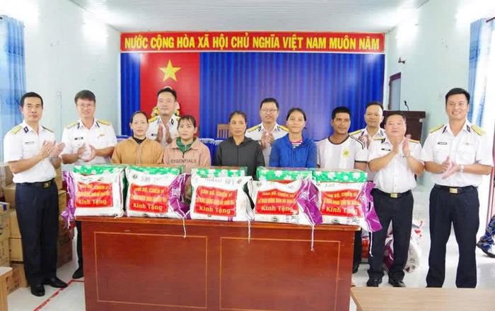 Đoàn công tác tặng quà cho các gia đình chính sách là con đẻ của người hoạt động kháng chiến bị nhiễm chất độc hóa học tại địa phương.