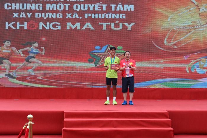 Đồng chí Tống Thanh Hải - Ủy viên Ban Thường vụ Tỉnh ủy, Phó Chủ tịch Thường trực UBND tỉnh trao giải Nhất cho vận động viên.