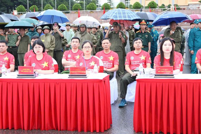 Đại biểu dự buổi lễ.