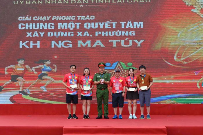 Ban tổ chức trao Giải chạy gia đình lan tỏa cho các vận động.