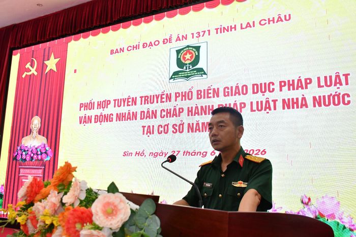 Cán bộ Ban CHQS xã Sìn Hồ tuyên truyền nội dung Luật Nghĩa vụ quân sự.