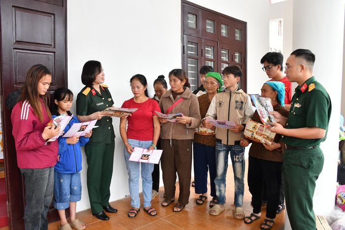 Cán bộ Bộ CHQS tỉnh đưa pháp luật đến với đồng bào các dân tộc xã Sìn Hồ thông qua Đề án 1371.